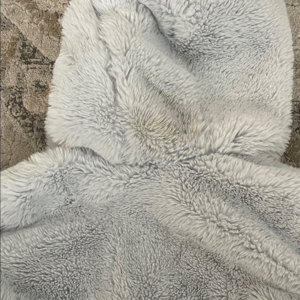 Girl’s Under Armour Light Gray Faux Fur Hooded Jacket - Picture 4 of 7